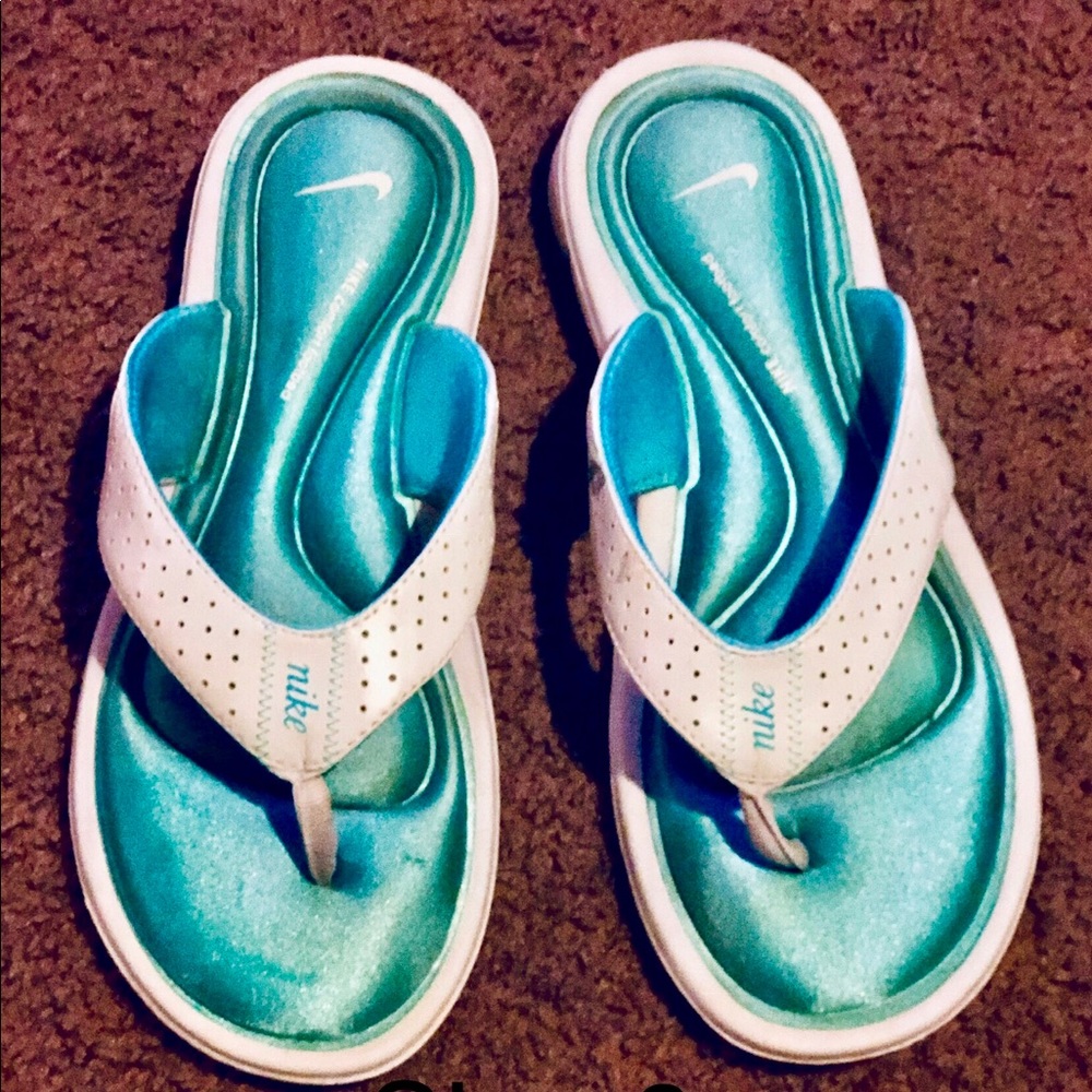 Size 6 women’s white/Teal Nike memory sandal